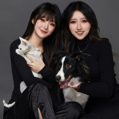Best friends' portrait session in Toronto – a stylish studio photoshoot by UMING PHOTOGRAPHY, capturing friendship and elegance.