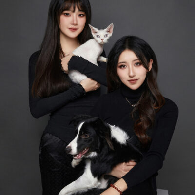 Best friends' portrait session in Toronto – a stylish studio photoshoot by UMING PHOTOGRAPHY, capturing friendship and elegance.