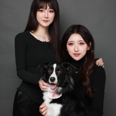 Best friends' portrait session in Toronto – a stylish studio photoshoot by UMING PHOTOGRAPHY, capturing friendship and elegance.