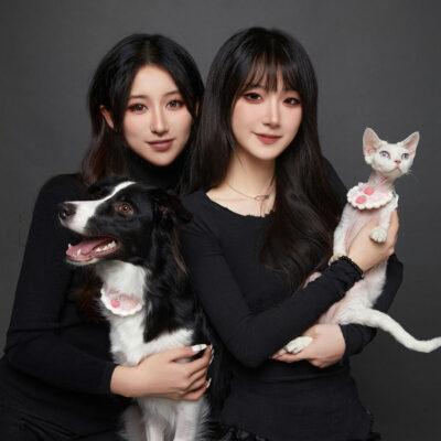 Best friends' portrait session in Toronto – a stylish studio photoshoot by UMING PHOTOGRAPHY, capturing friendship and elegance.